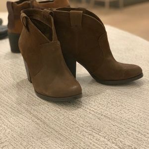 Vince Camuto Hillsy booties 8.5